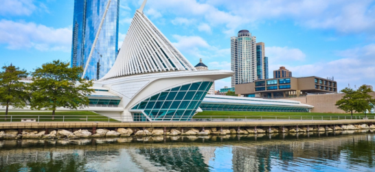 the outside of the milwaukee arts museum